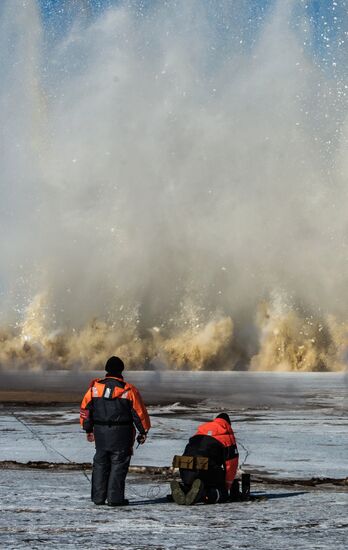 Breaking up Syas River in Leningrad Region
