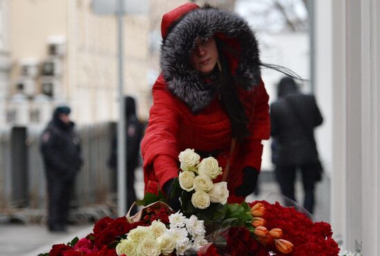 Memory vigil near Belgian Embassy in Moscow after explosions in Brussels