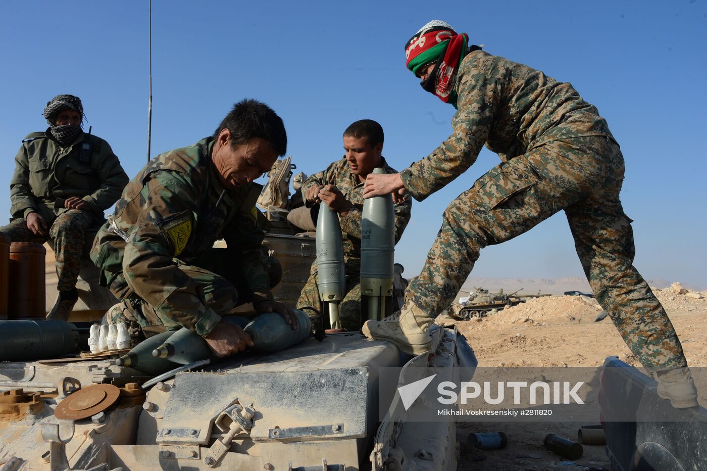 Syrian army and self-defense forces approach Palmyra
