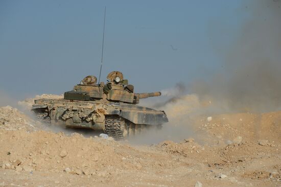 Syrian army and self-defense forces approach Palmyra