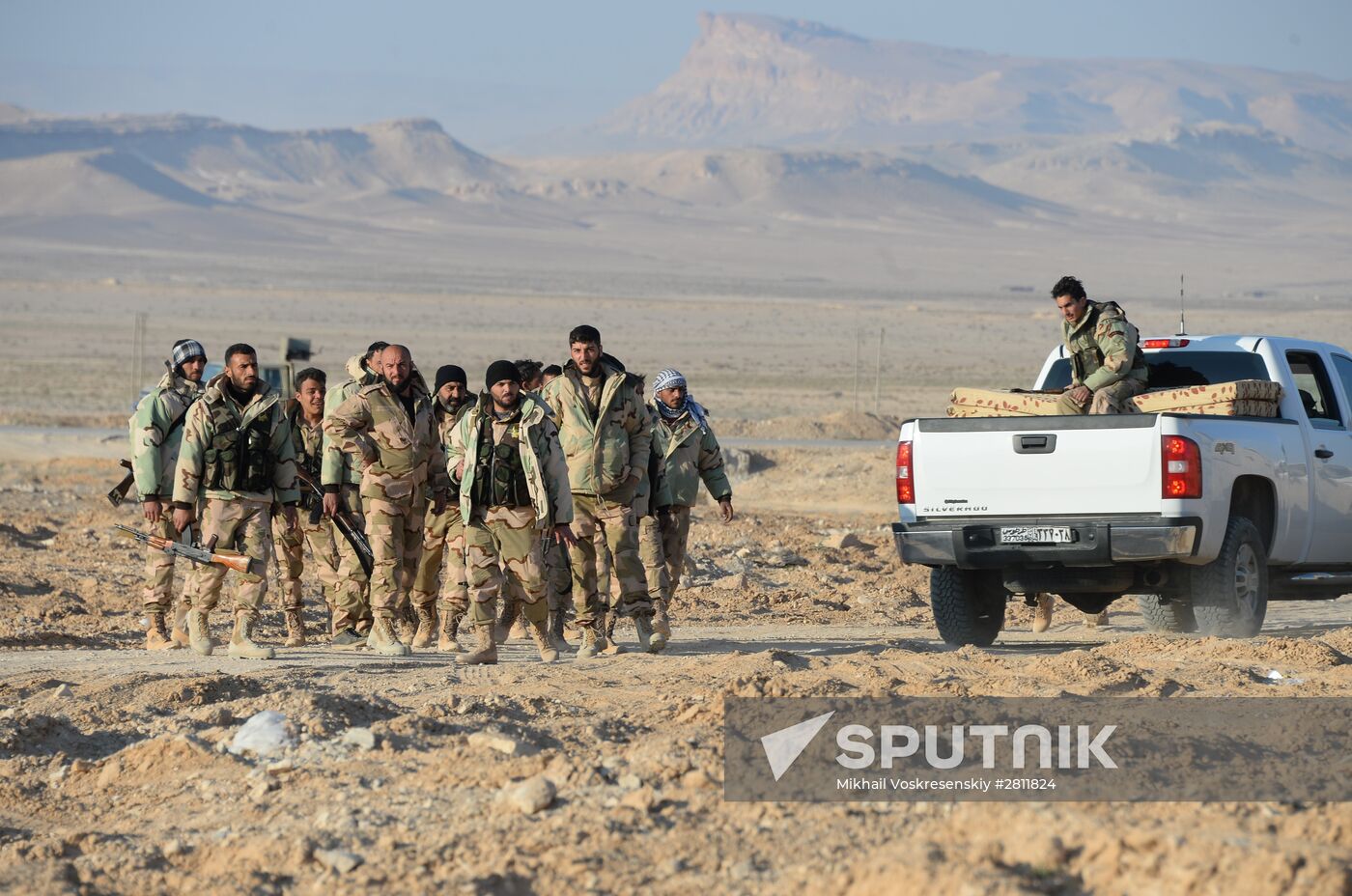 Syrian army and self-defense forces approach Palmyra