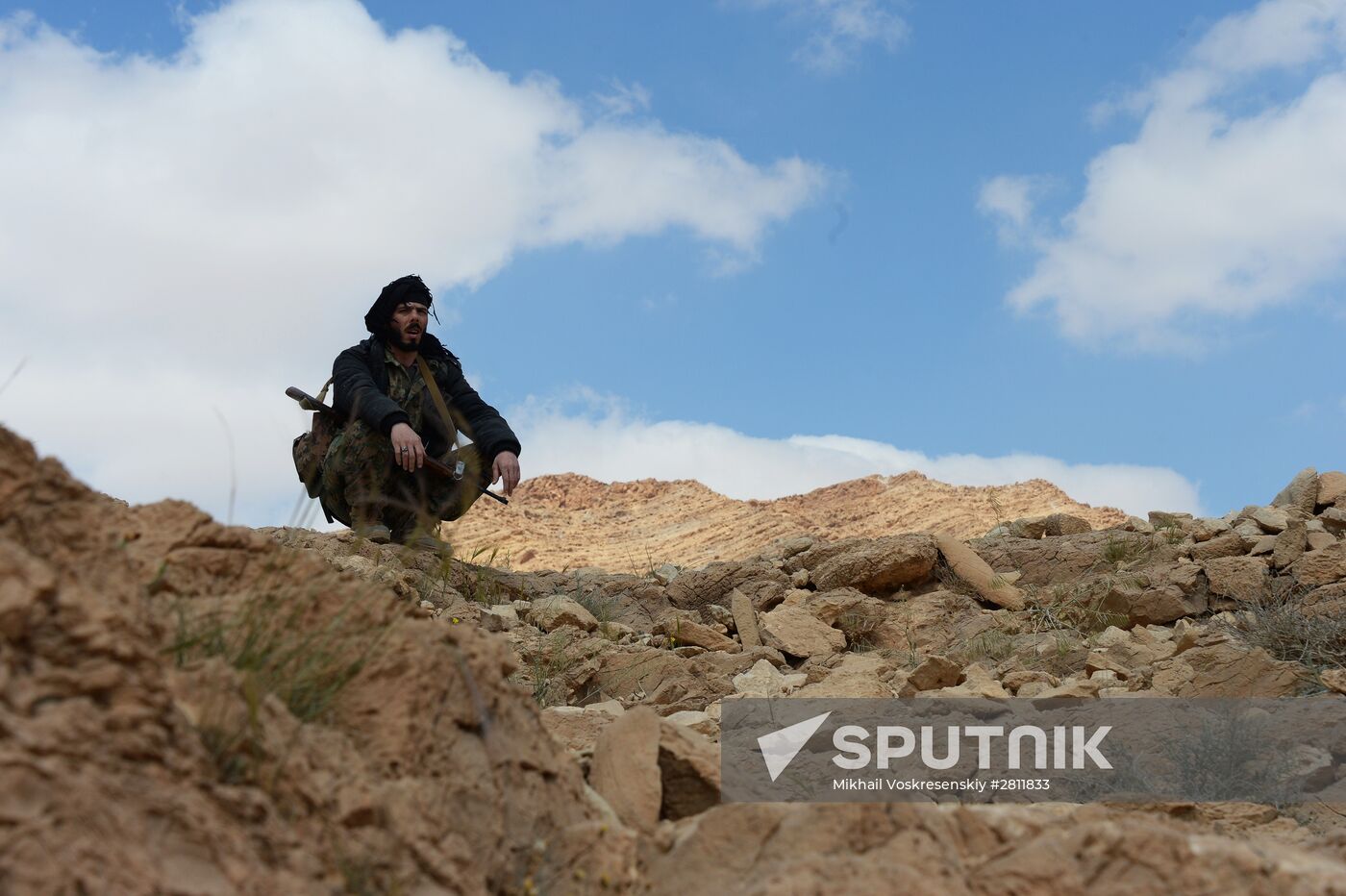 Syrian army and self-defense forces approach Palmyra