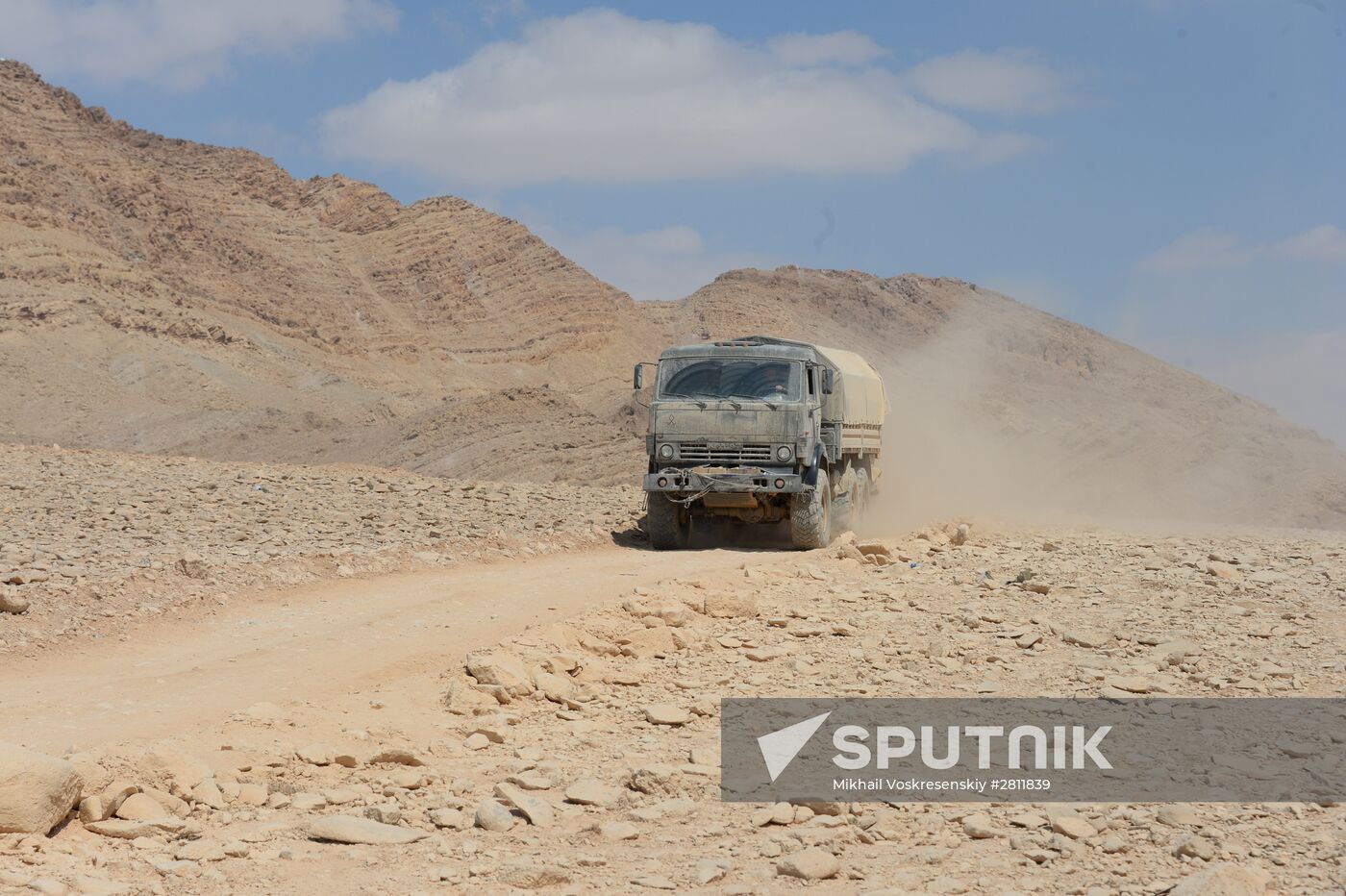 Syrian army and self-defense forces approach Palmyra