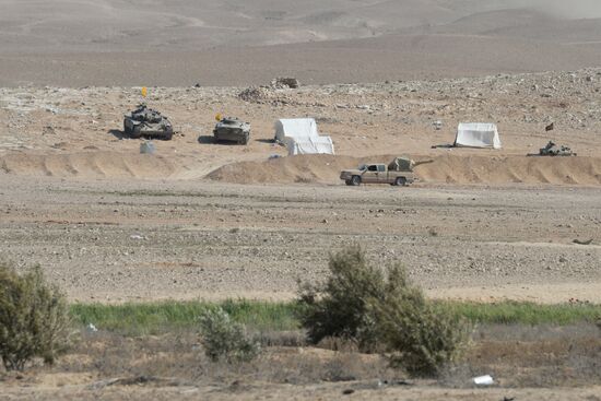 Syrian army and self-defense forces approach Palmyra