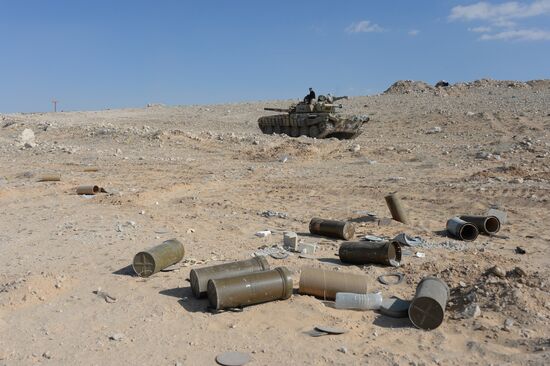 Syrian army and self-defense forces approach Palmyra