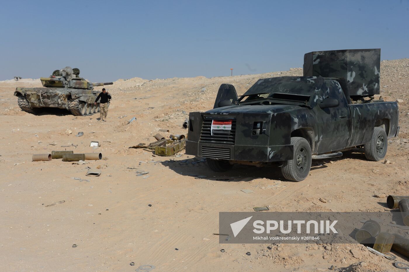 Syrian army and self-defense forces approach Palmyra