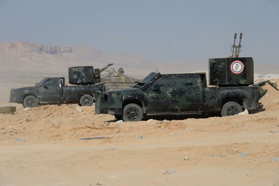 Syrian army and self-defense forces approach Palmyra