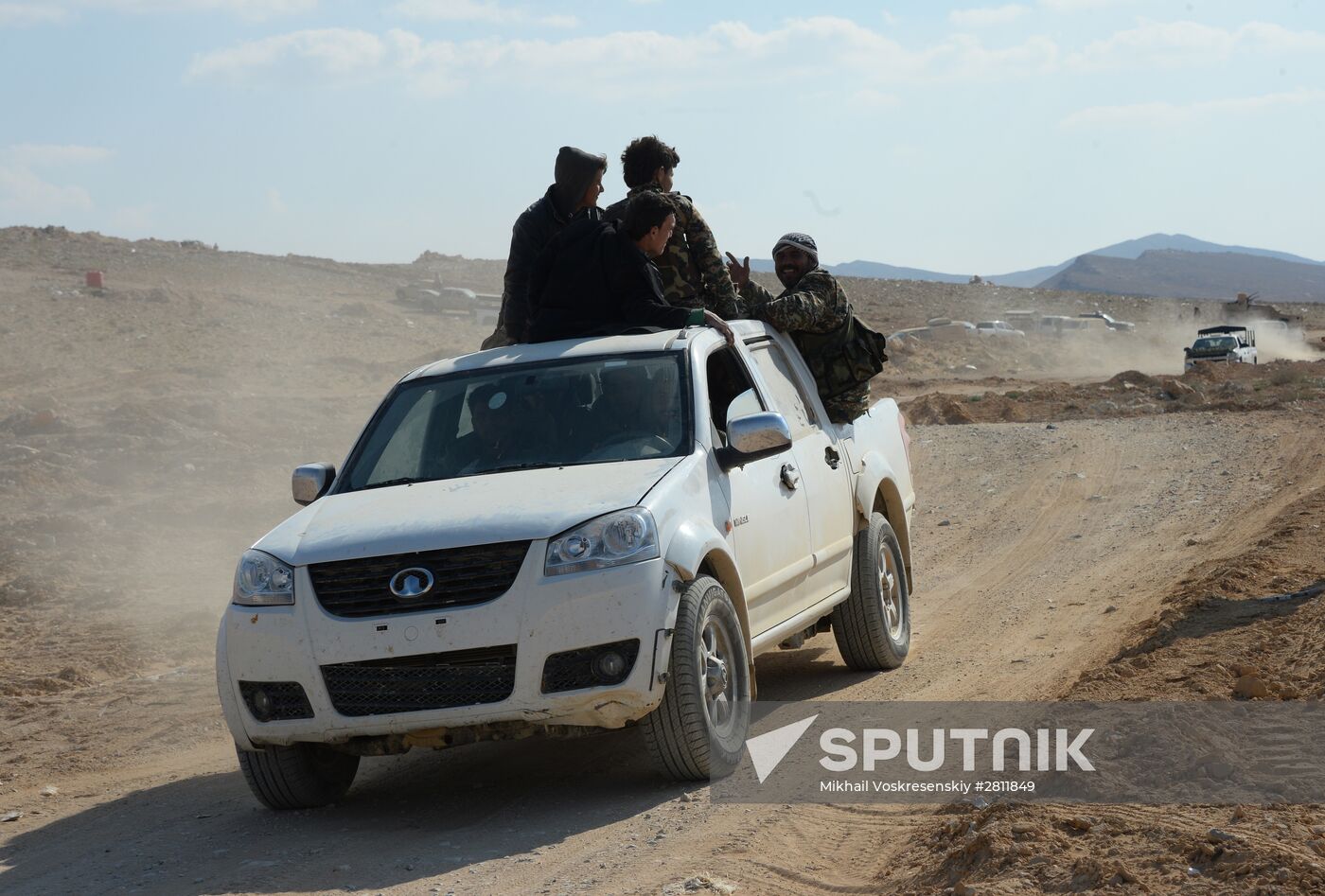 Syrian army and self-defense forces approach Palmyra