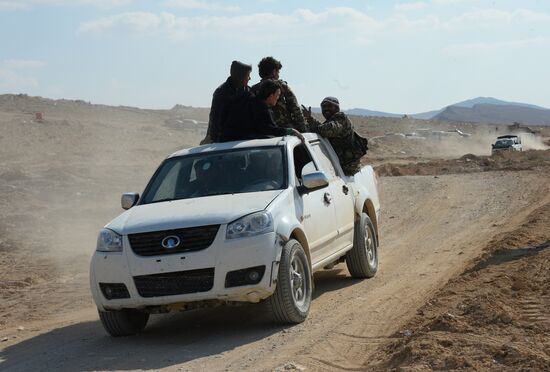 Syrian army and self-defense forces approach Palmyra