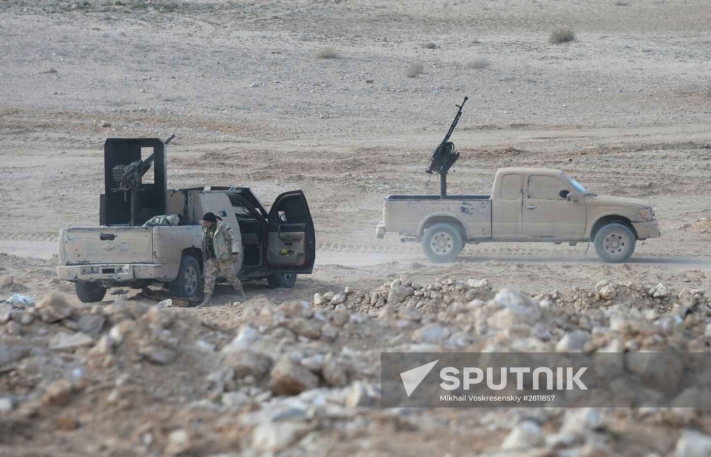 Syrian army and self-defense forces approach Palmyra