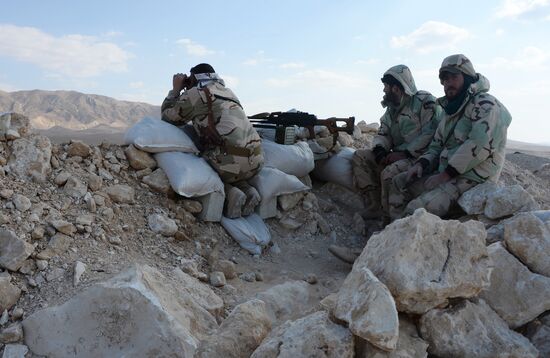 Syrian army and self-defense forces approach Palmyra