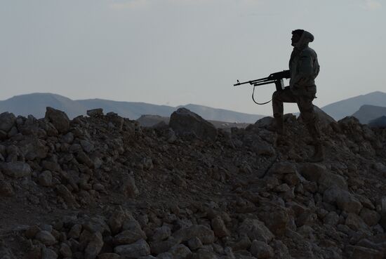 Syrian army and self-defense forces approach Palmyra