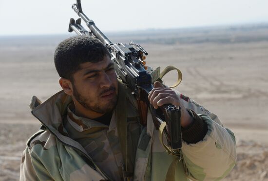 Syrian army and self-defense forces approach Palmyra