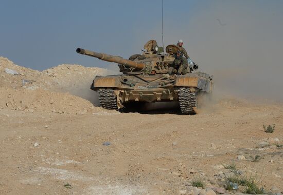 Syrian army and self-defense forces approach Palmyra