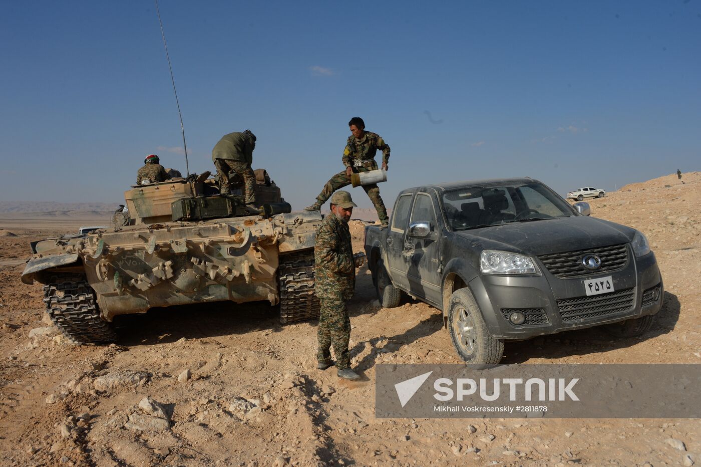 Syrian army and self-defense forces approach Palmyra