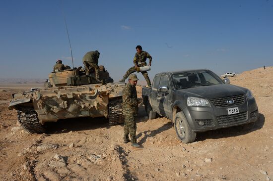 Syrian army and self-defense forces approach Palmyra