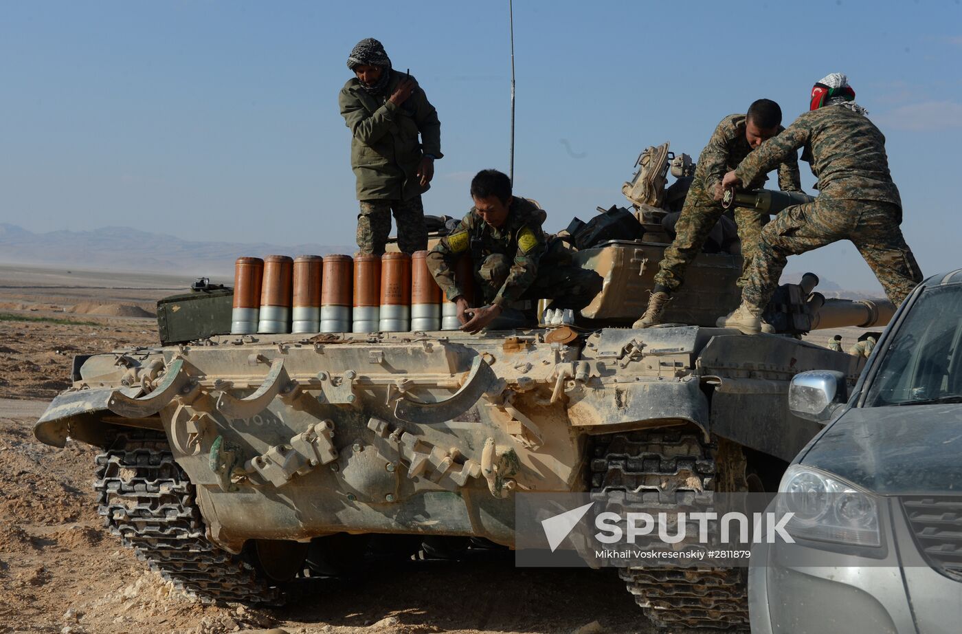 Syrian army and self-defense forces approach Palmyra