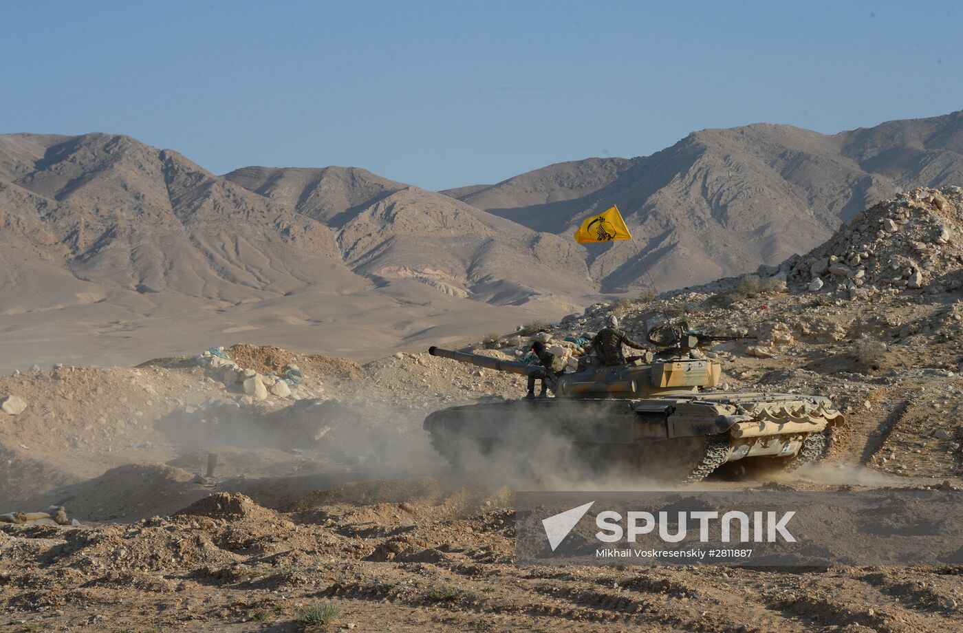 Syrian army and self-defense forces approach Palmyra
