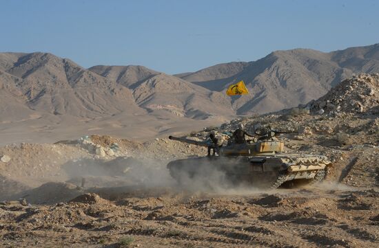 Syrian army and self-defense forces approach Palmyra