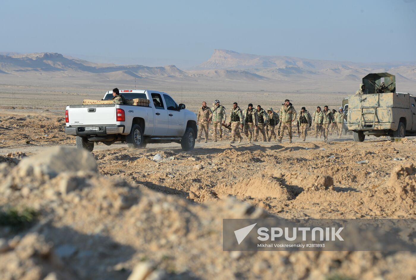 Syrian army and self-defense forces approach Palmyra