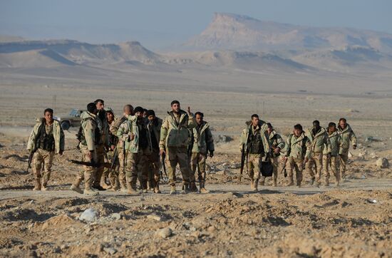 Syrian army and self-defense forces approach Palmyra
