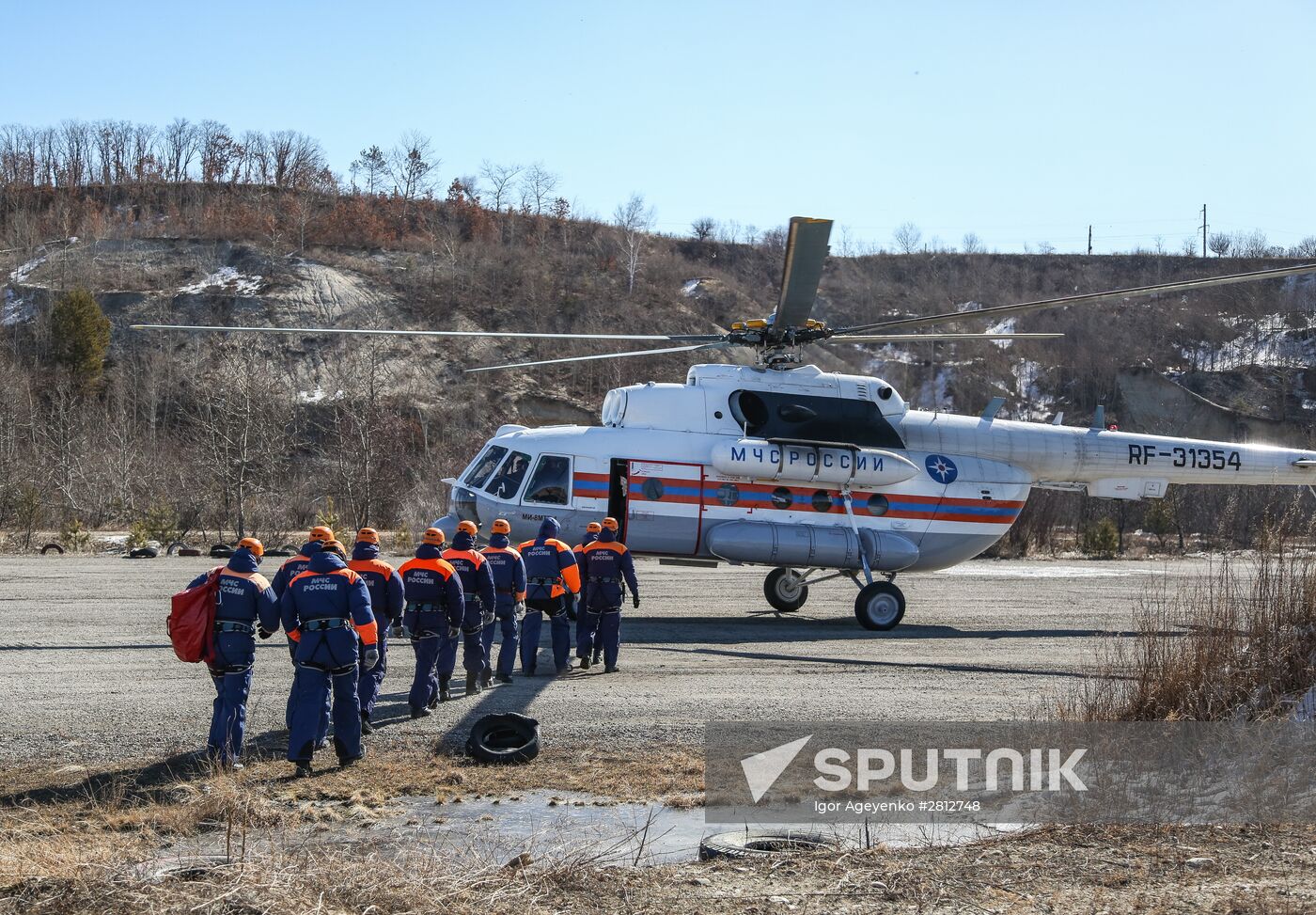 Russian EMERCOM rescue workers conduct airborne training exercise in Amur region