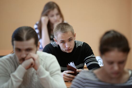 School-leavers take their Unified State Exam in Russian early