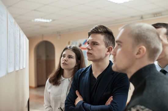 School-leavers take their Unified State Exam in Russian early