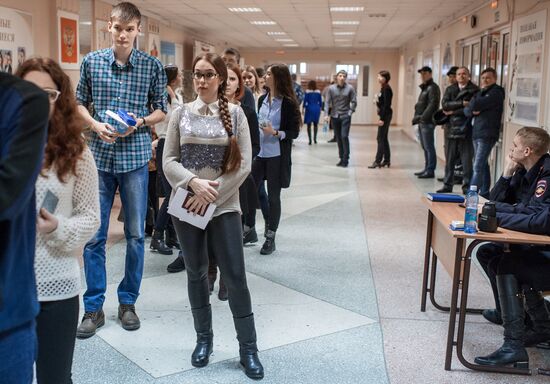 School-leavers take their Unified State Exam in Russian early