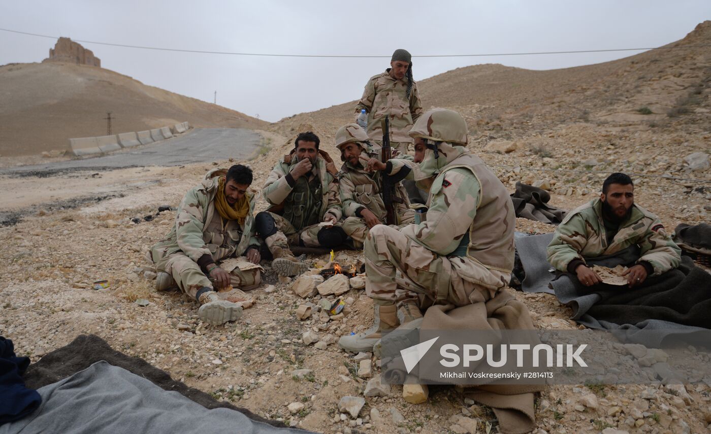 Syrian government army and militia fight for Palmyra