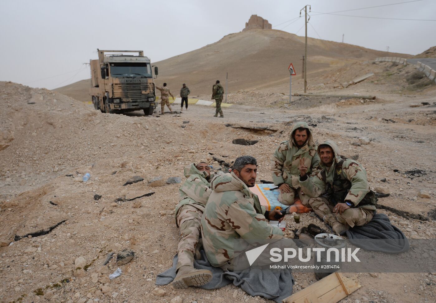 Syrian government army and militia fight for Palmyra