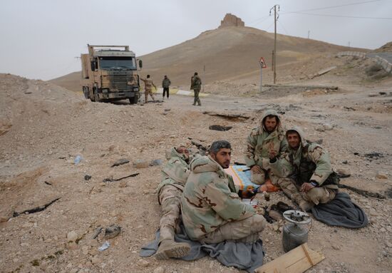 Syrian government army and militia fight for Palmyra