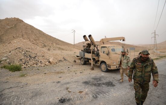 Syrian government army and militia fight for Palmyra