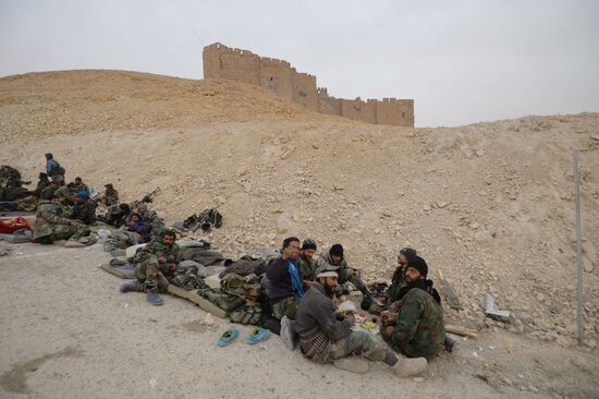 Syrian government army and militia fight for Palmyra