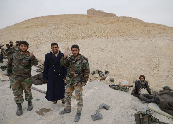 Syrian government army and militia fight for Palmyra