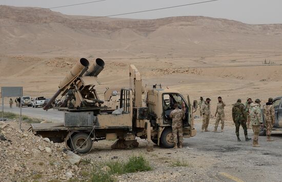 Syrian government army and militia fight for Palmyra