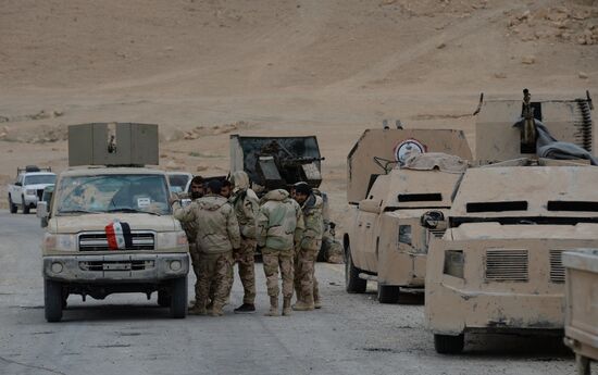 Syrian government army and militia fight for Palmyra