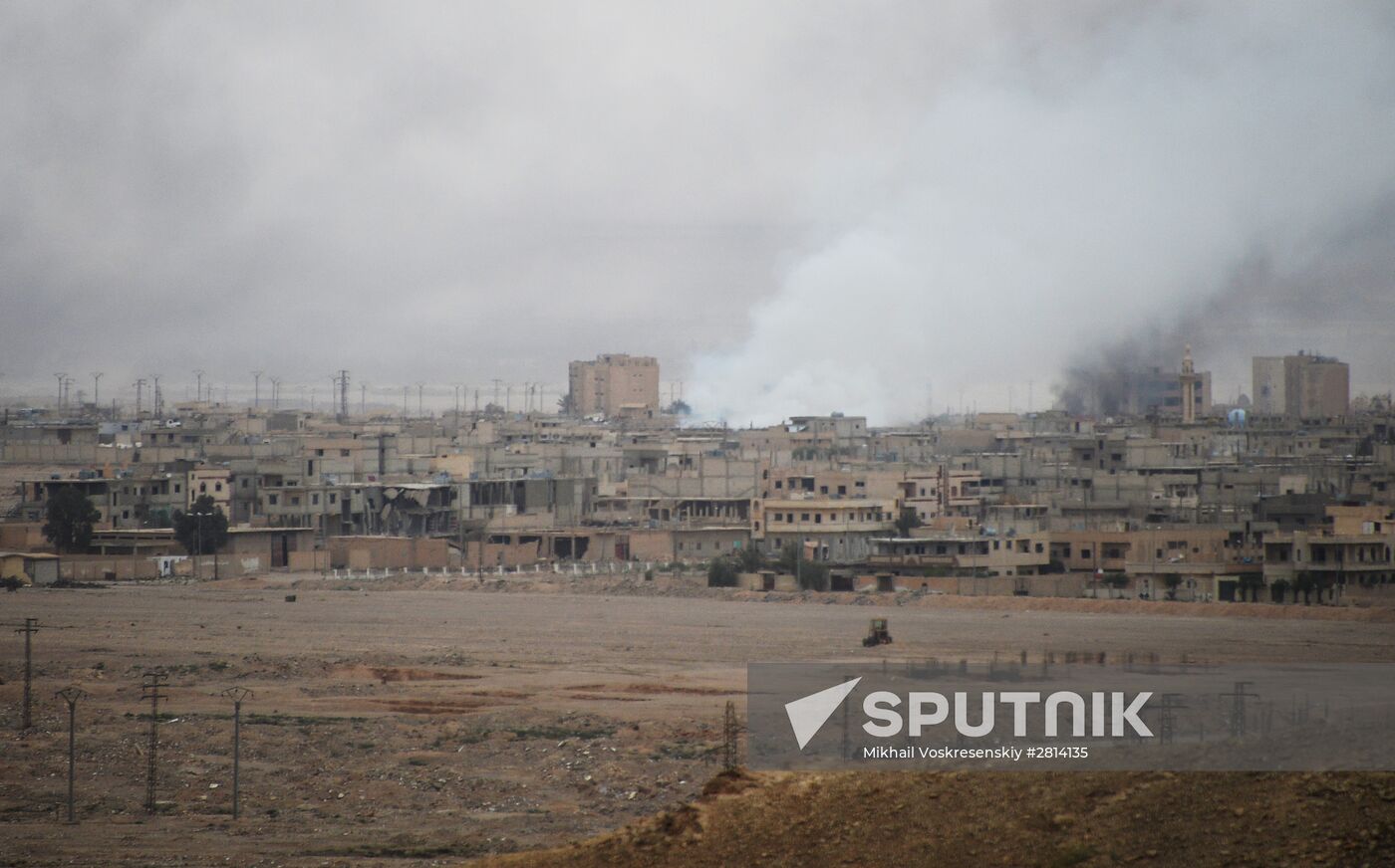 Syrian government army and militia fight for Palmyra