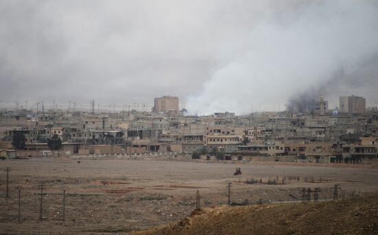 Syrian government army and militia fight for Palmyra