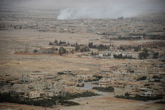 Syrian government army and militia fight for Palmyra