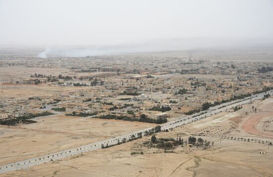 Syrian government army and militia fight for Palmyra