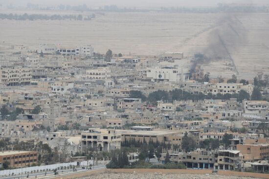 Syrian government army and militia fight for Palmyra