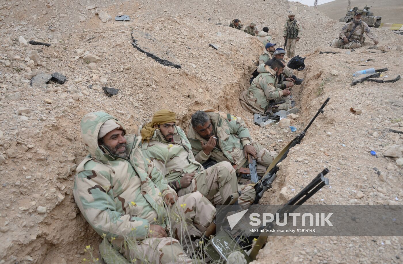 Syrian government army and militia fight for Palmyra