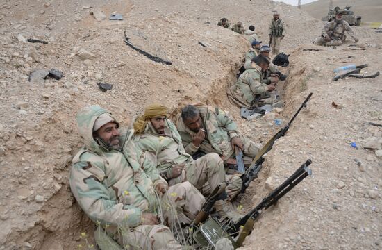 Syrian government army and militia fight for Palmyra