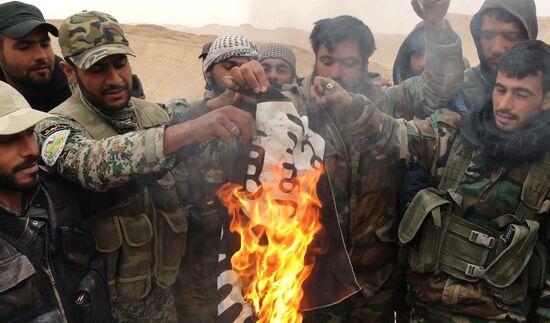 Syrian government army and militia fight for Palmyra