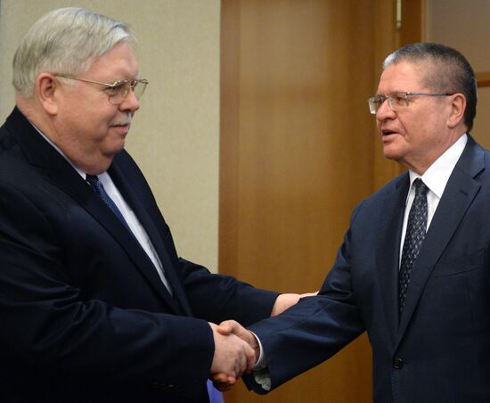 Russian Economic Development Minister Aleksei Ulyukaev meets with US Ambassador John Tefft