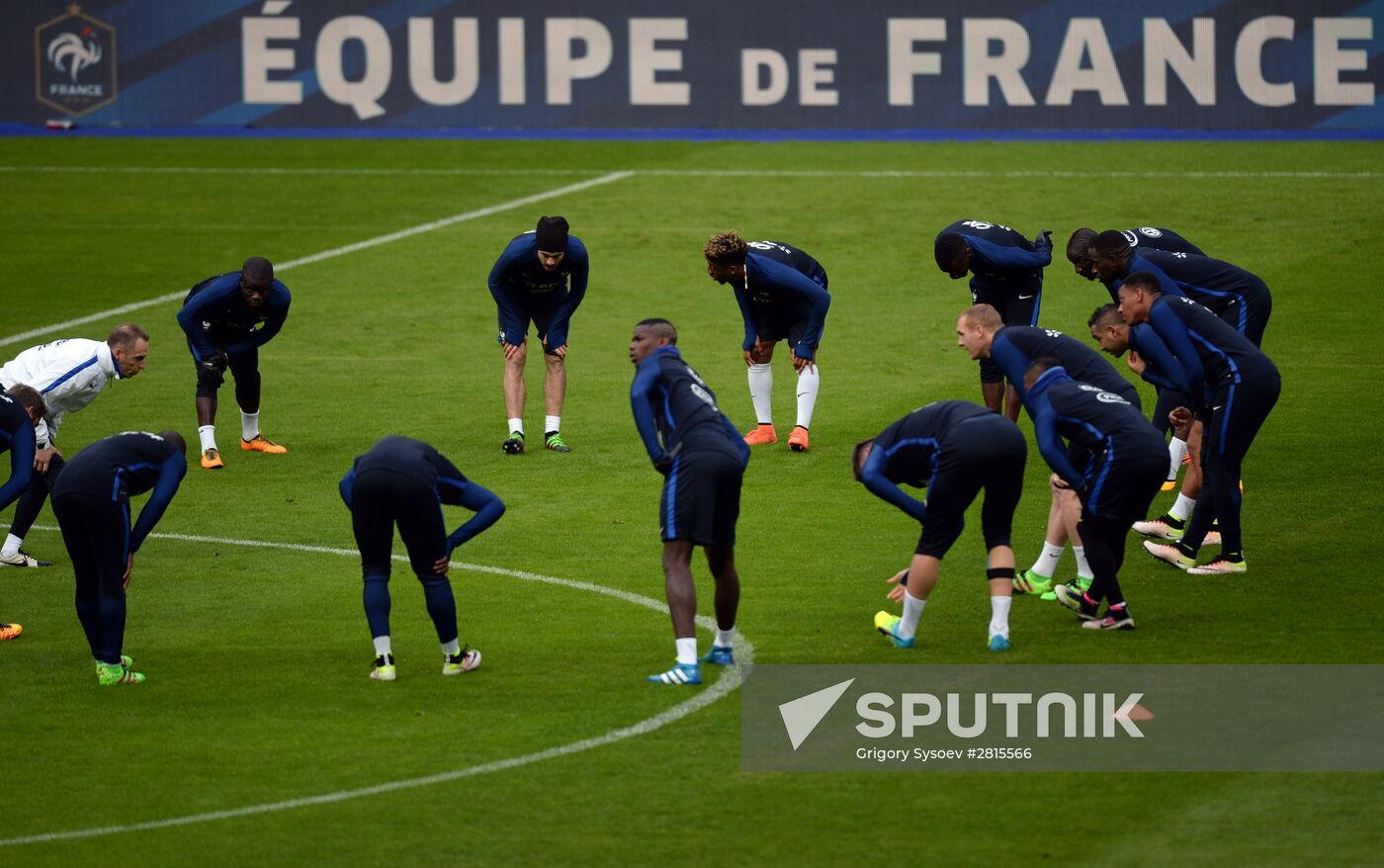 French national football team holds training session