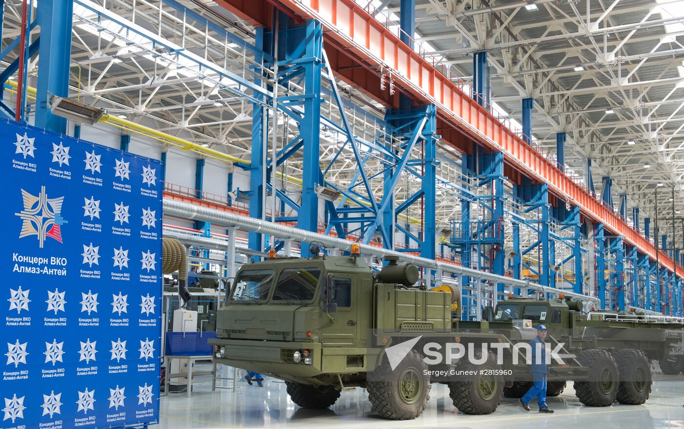 March 29, 2016. At the Nizhny Novgorod 70th Anniversary of Victory Plant. The plant is part of the Almaz-Antey State Defense Corporation that develops and produces air defense short-, medium- and long-range missiles, radar reconnaissance facilities and automated control systems. Location: Russia, Nizhny Novgorod. Author: Sergey Guneev/Sputnik. President Vladimir Putin's working trip to Nizhny Novgorod