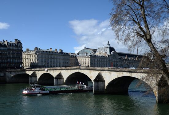 Cities of the world. Paris