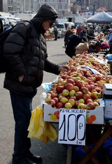 Food market in Vladivostok's central square